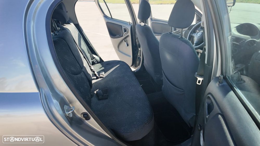 Toyota Yaris 1.0 Sol AC - 11