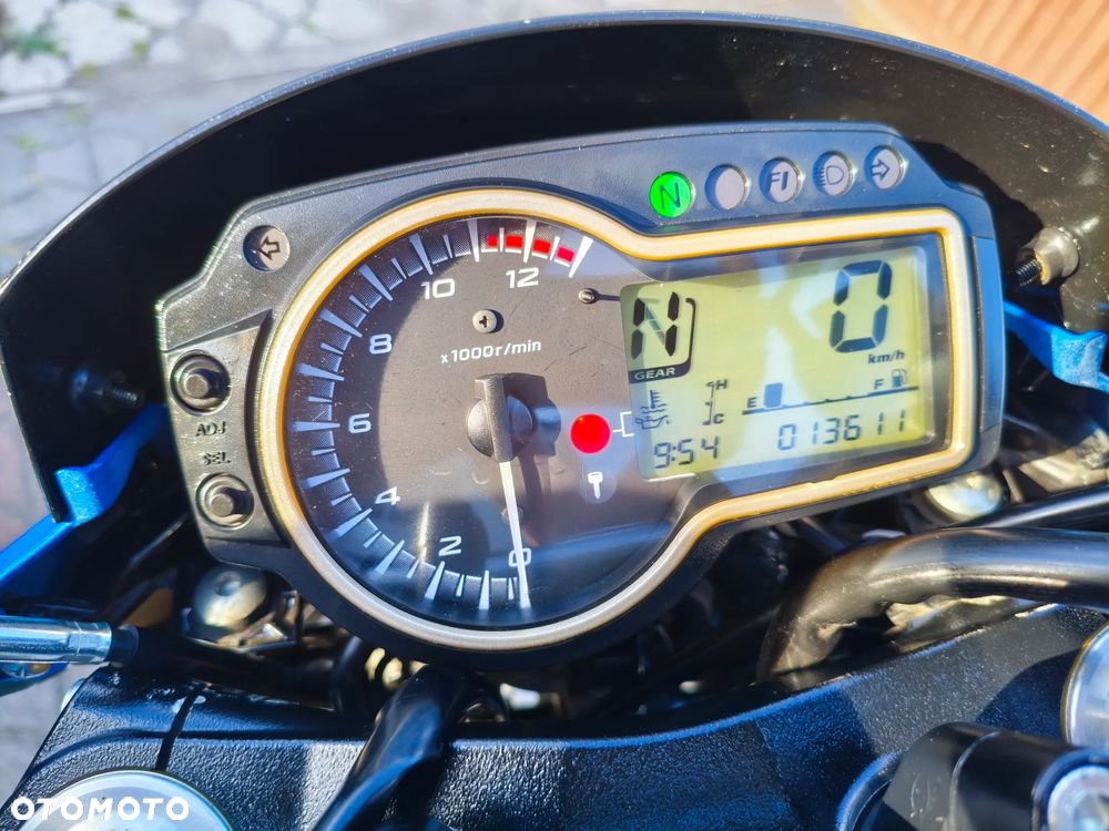 Suzuki GSR - 16