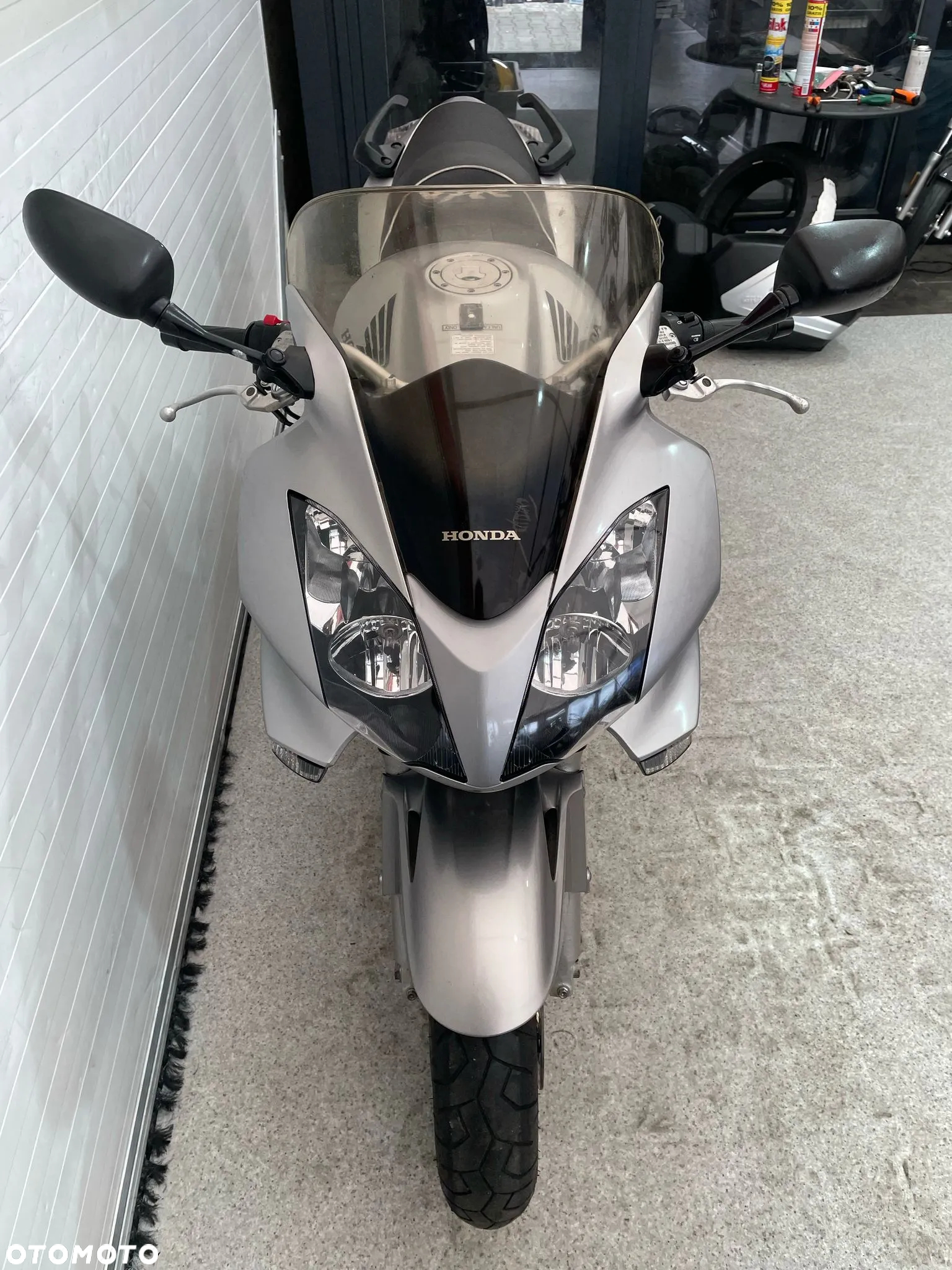 Honda VFR - 12