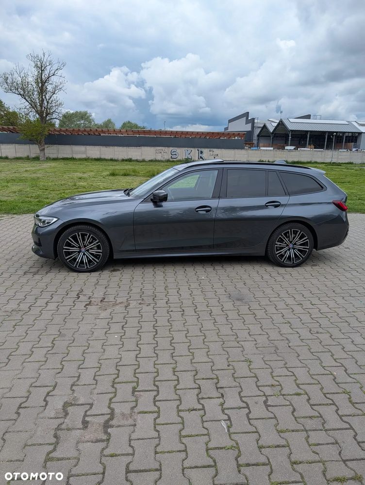 BMW Seria 3 330d xDrive MHEV - 4