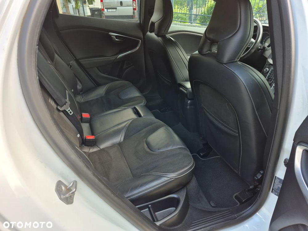 Volvo V40 D2 Drive-E R-Design Momentum - 34