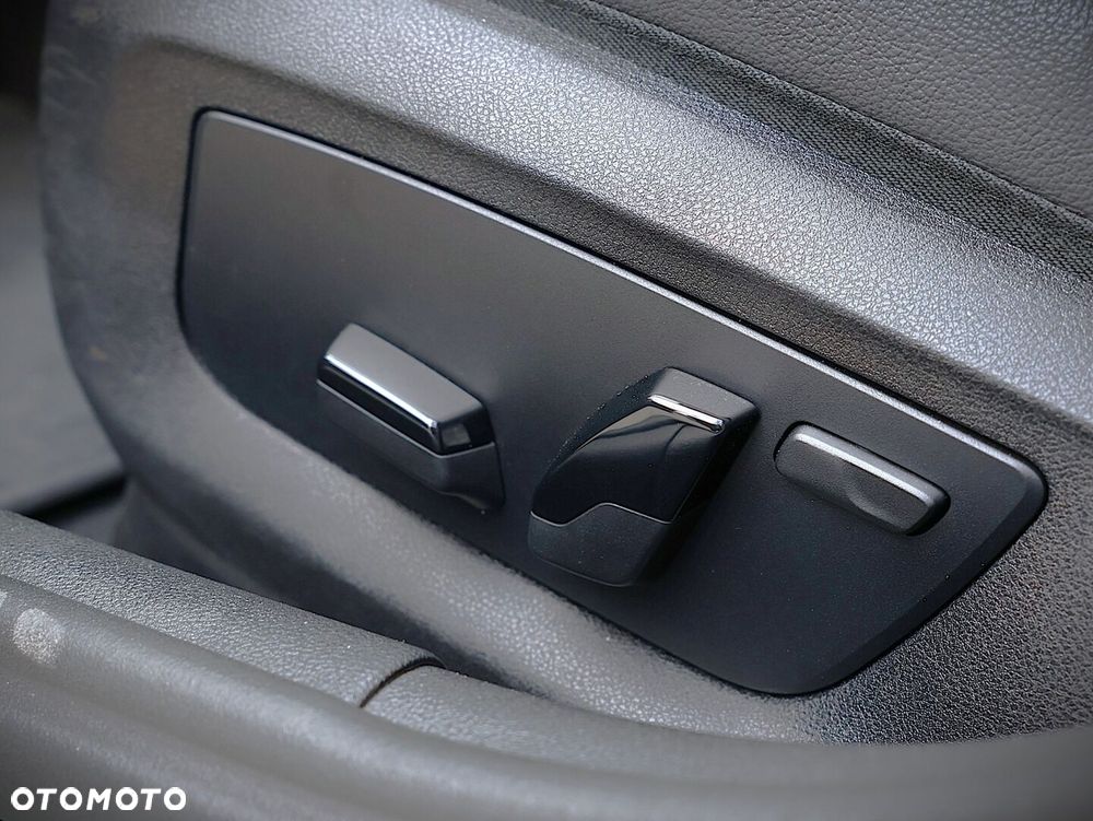 BMW Seria 5 520d xDrive mHEV - 33