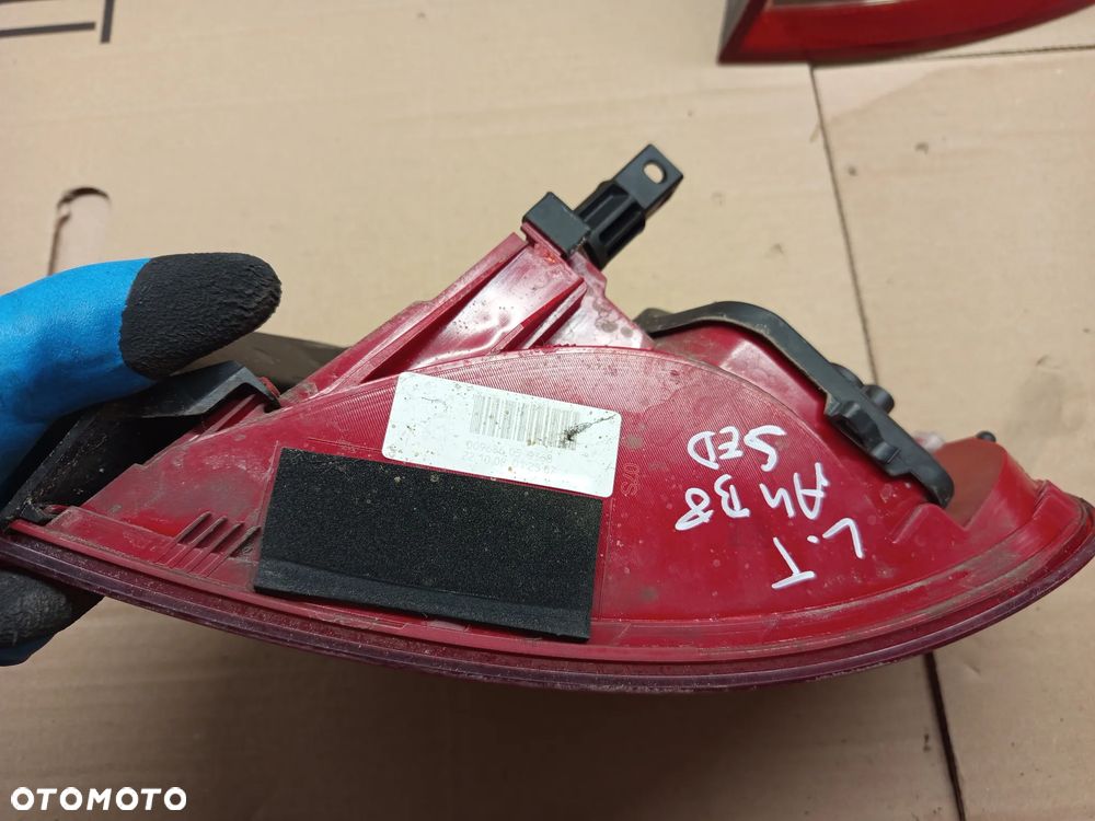 AUDI A4 B8 SEDAN 08-12 1.8 TFSI LAMPA PRAWA LEWA TYŁ TYLNA W BŁOTNIK - 4