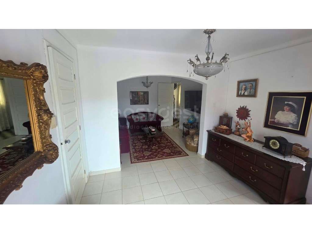 Moradia composta por duas Fracções T3 + T2 com Garagem e Quintal em... - Grande imagem: 3/30