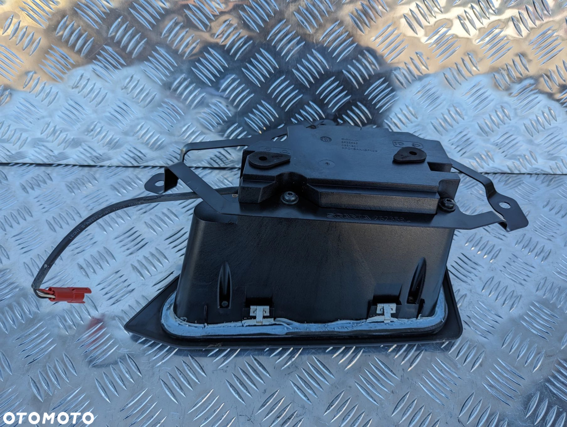 HALOGEN DACHOWY GLOBU PRAWY Z RAMKĄ SCANIA NTG - 3