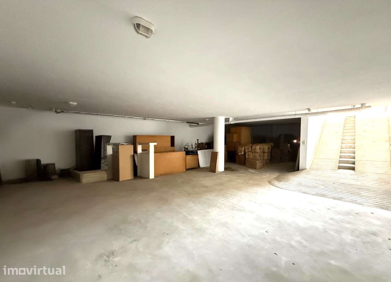 Garagem na cave de um prédio - Grande imagem: 2/8