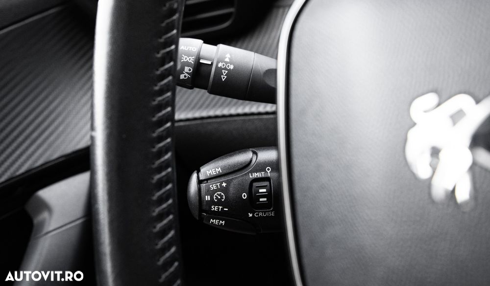 Peugeot 2008 BlueHDi 100 STOP & START Allure - 11