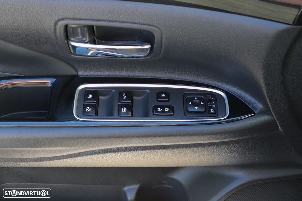 Mitsubishi Outlander - 31