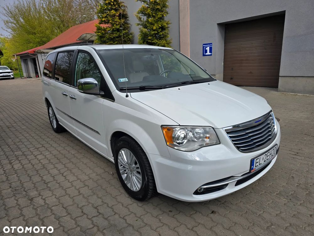 Chrysler Town & Country - 3