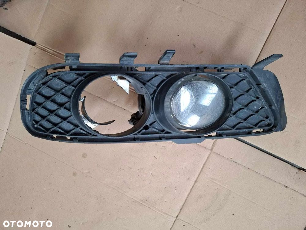KRATKA ZDERZAKA PRAWA PRZEDNIA PRZÓD MERCEDES W212 HALOGEN - 1