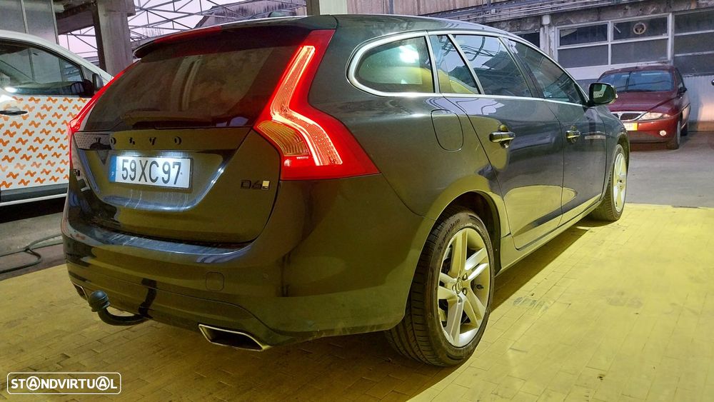Volvo V60 D6 Plug-In-Hybrid AWD Geartronic Summum - 27