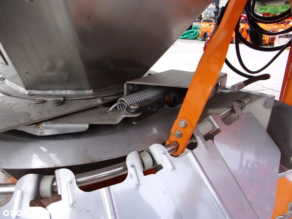 Pronar Posypywarka T-130, T-131, T-132, Piaskarka, Solarka, Rozsiewacz wapna i nawozów RCW, Piaskarka komunalna, solarka rozsiewacz piasku soli KŁOS, Rozsiewacz komunalny N 065 POM Augustów, Pług odśnieżny prosty, łamany, strzałka Ursus, Inter-Tech, Pronar - 19