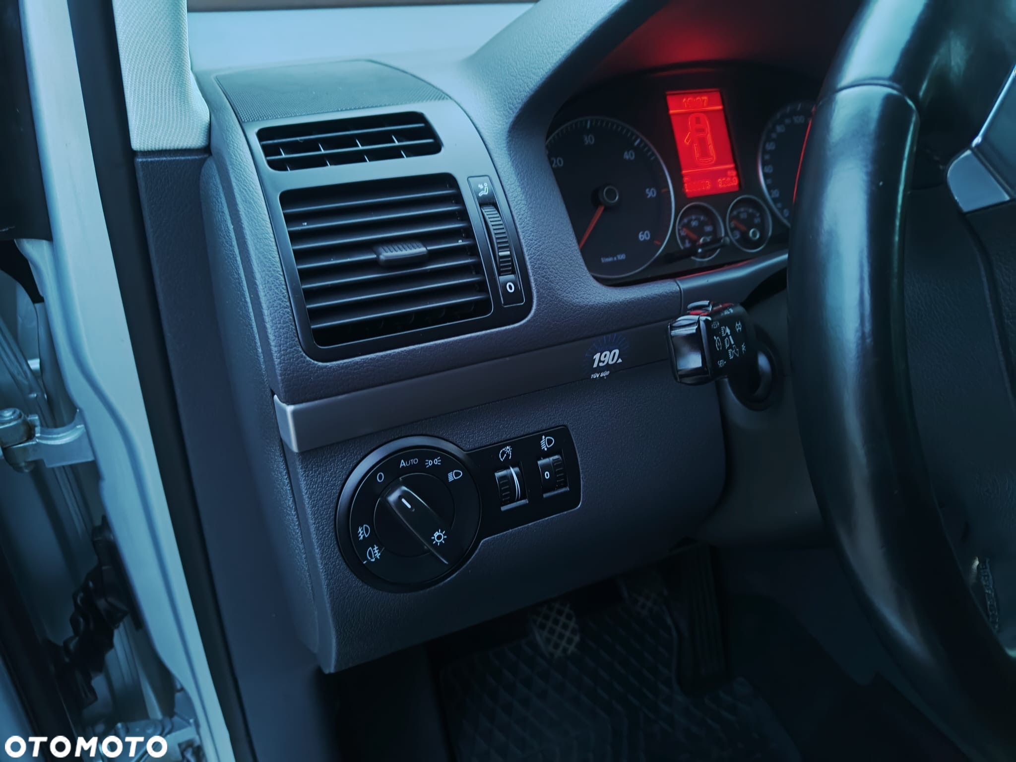Volkswagen Touran - 12
