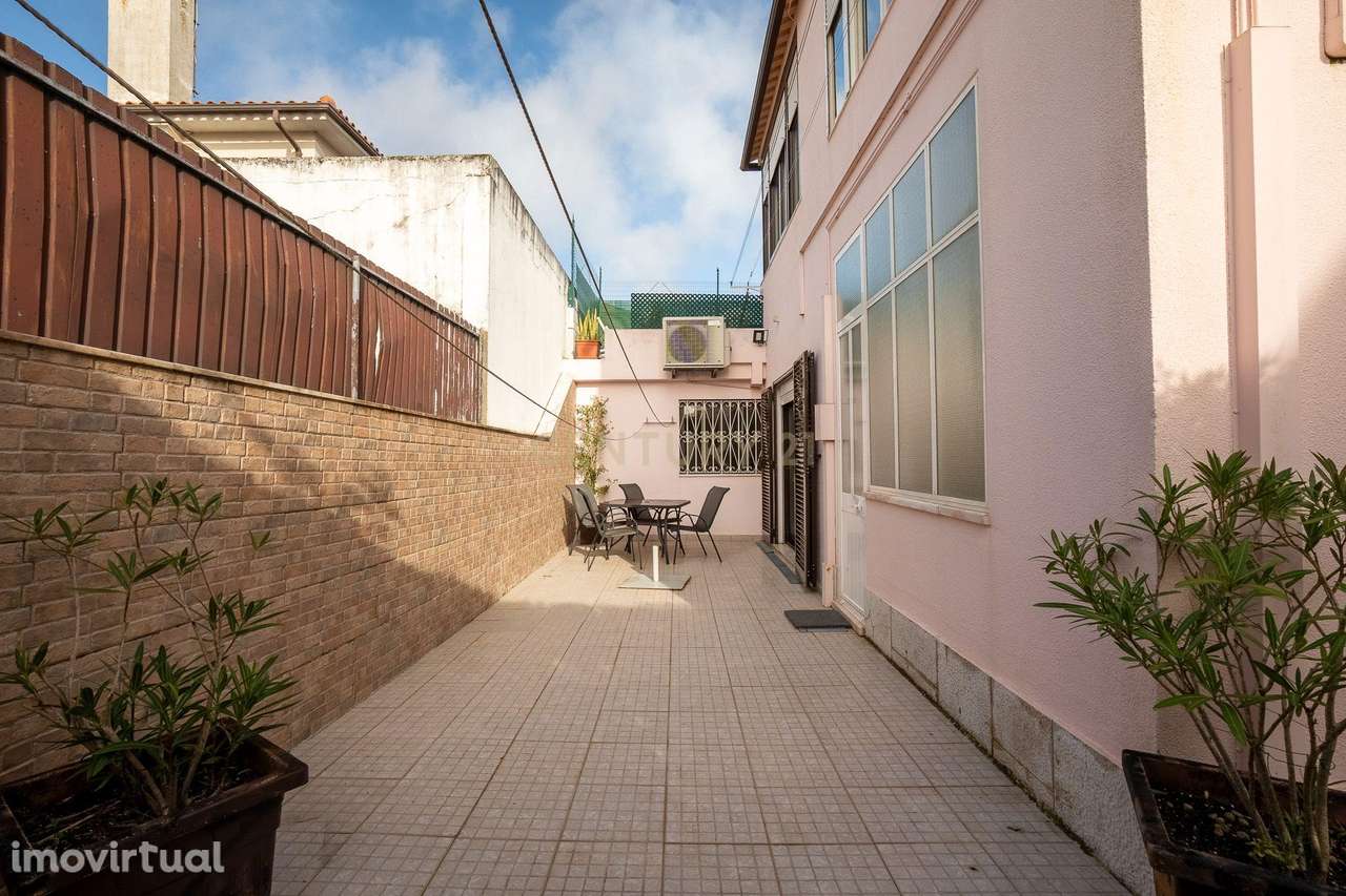 Moradia bifamiliar com dois T3 e cave ampla em Queijas - Grande imagem: 3/60