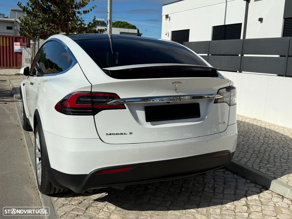 Tesla Model X - 4