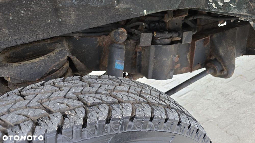 Land Rover Defender - 12