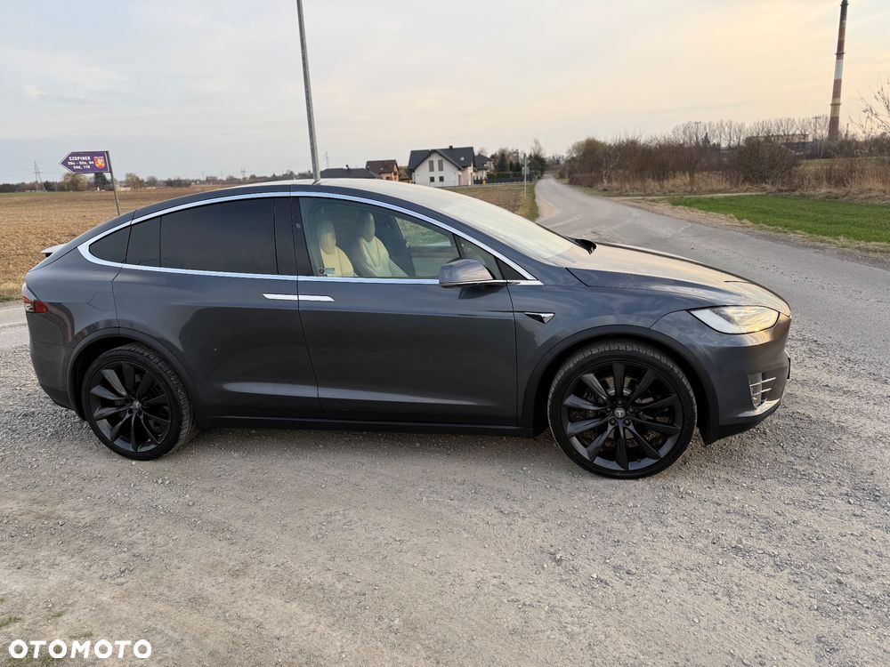 Tesla Model X - 34