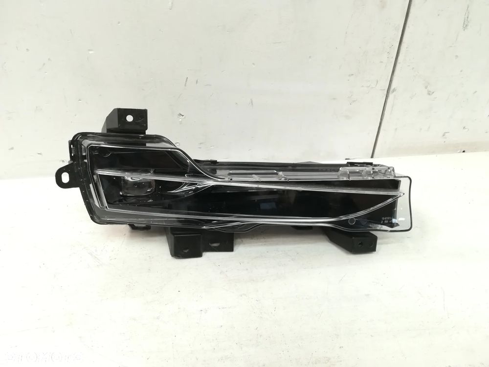 Tesla Y 3 Halogen prawy LED przód