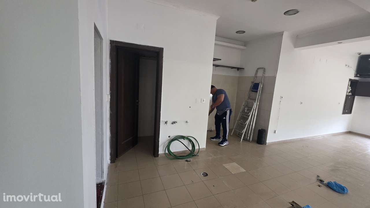 ESPAÇO COMERCIAL  com 7 montras, estacionamento facil em bairro calmo - Grande imagem: 5/13