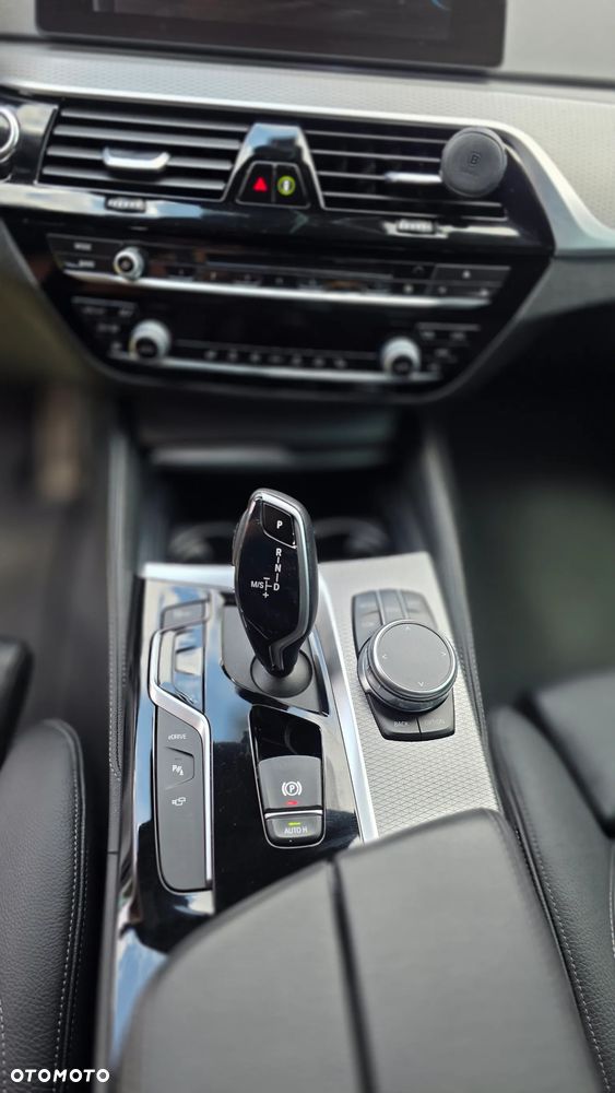 BMW Seria 5 530e iPerformance M Sport sport - 23