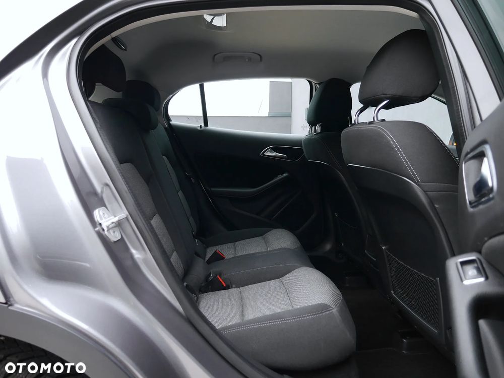 Mercedes-Benz GLA 180 7G-DCT - 29