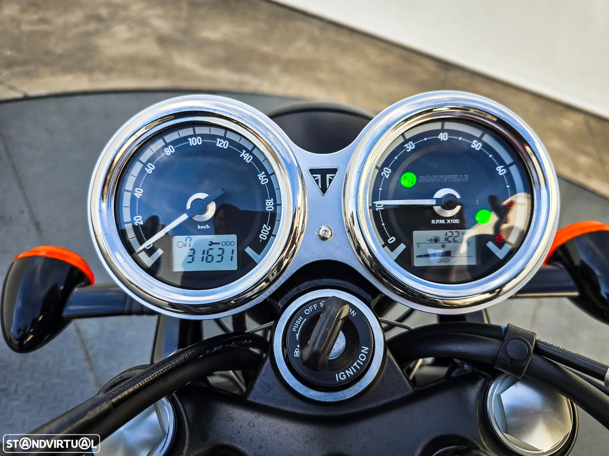Triumph Bonneville T120 Black - 10