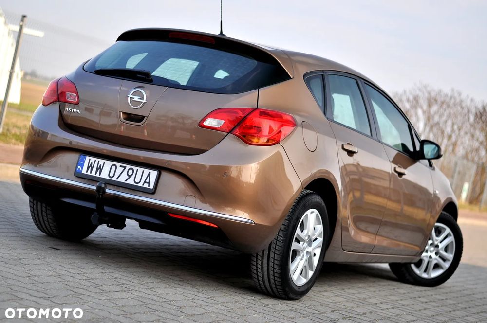 Opel Astra 2014 photo 2