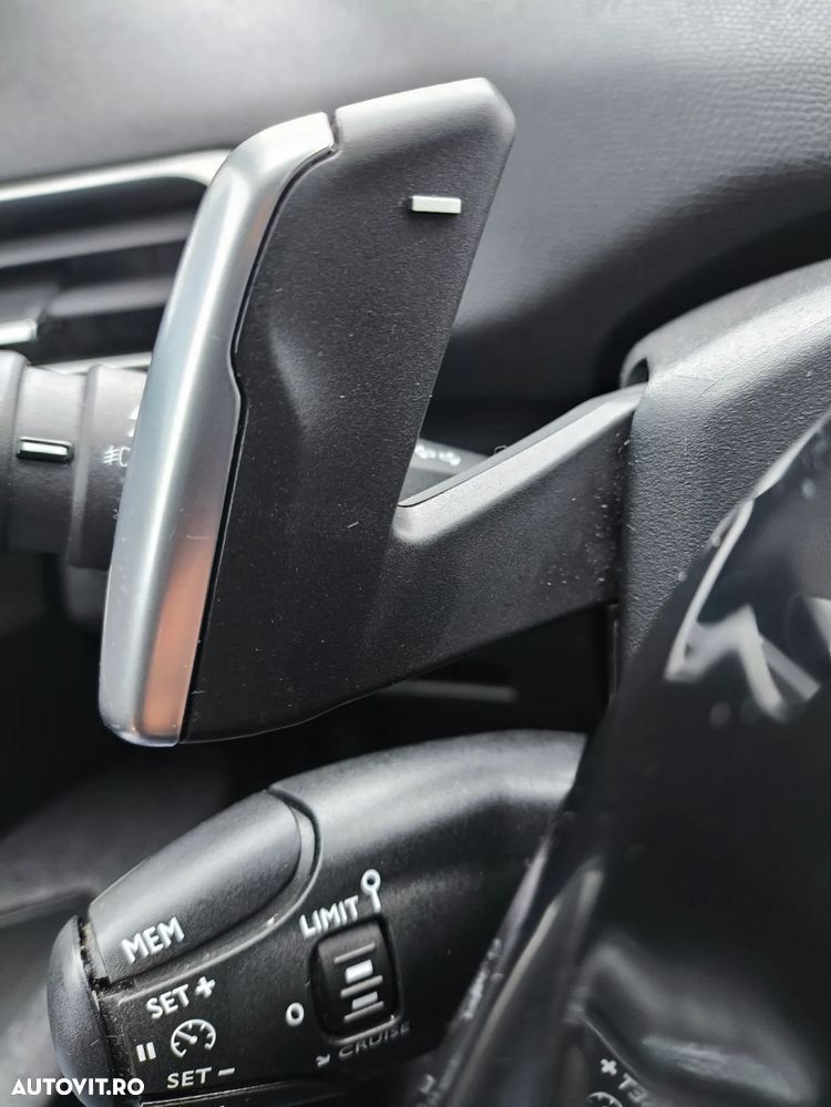 Peugeot 3008 1.2 PureTech Turbo S&S EAT8 Allure - 11