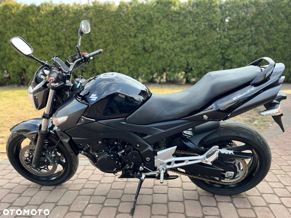 Suzuki GSR - 8
