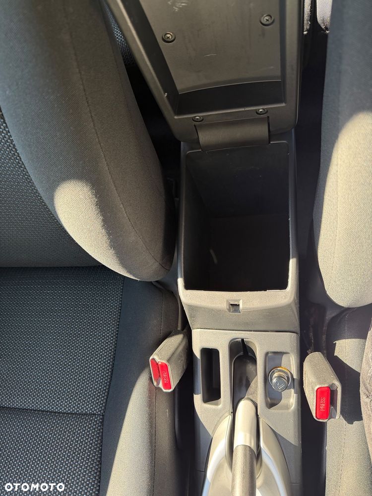 Toyota Auris 1.8 HSD Luna - 38