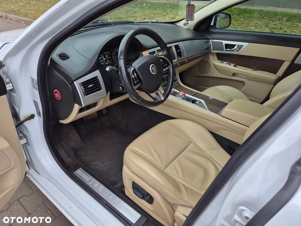 Jaguar XF - 12