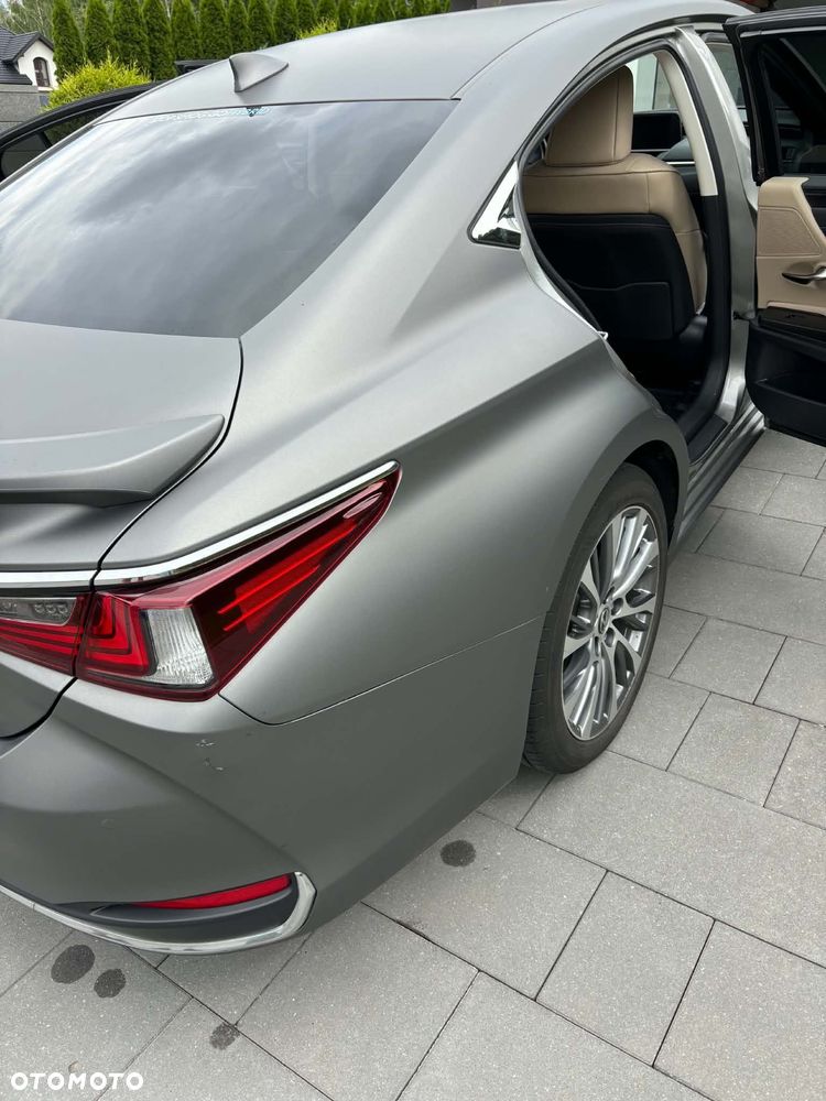 Lexus ES 300h Business Edition - 11