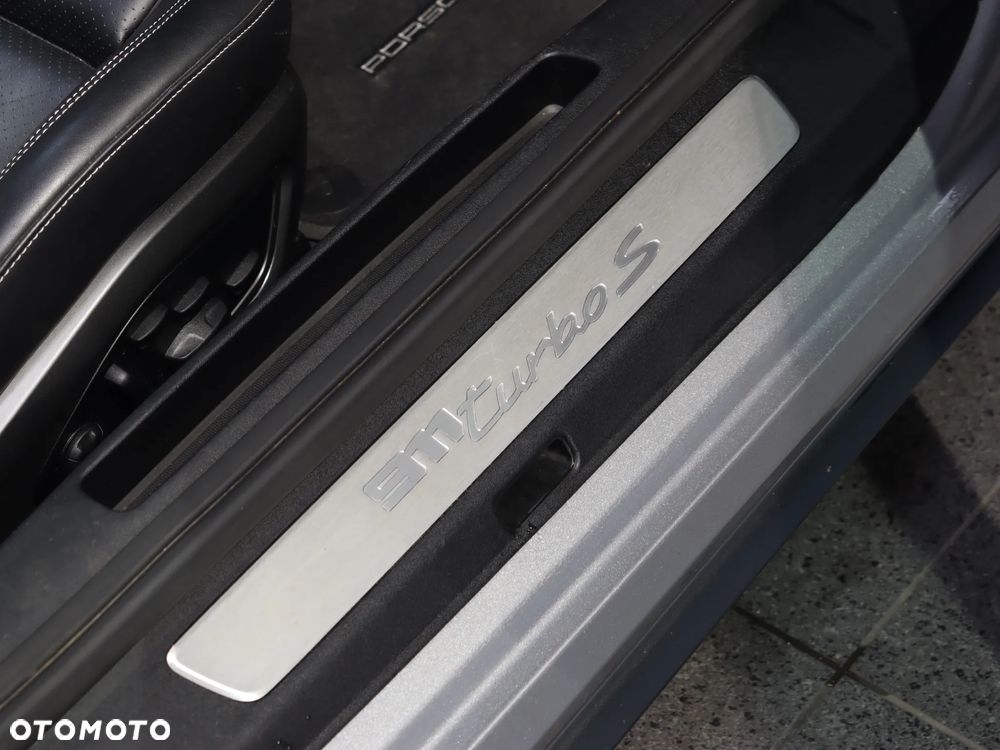 Porsche 911 Carrera Turbo S - 30