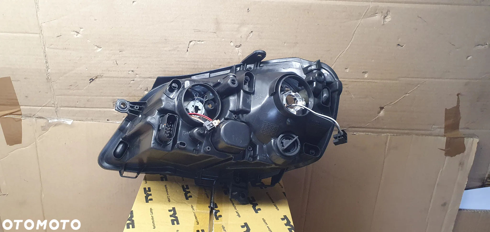Lampa prawy przód przednia prawa VW Polo IV 9N Nowa TYC 20-0729-15-2 - 8