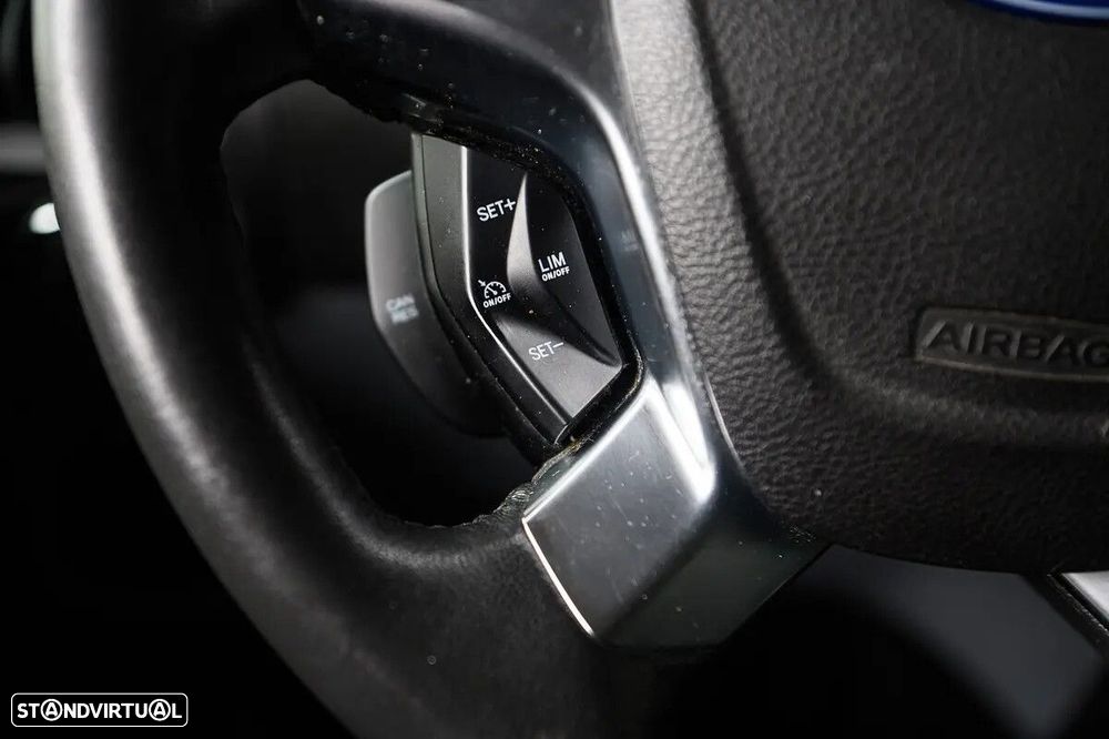 Ford Transit Custom Adaptada p/ 3 cadeiras de rodas - 37