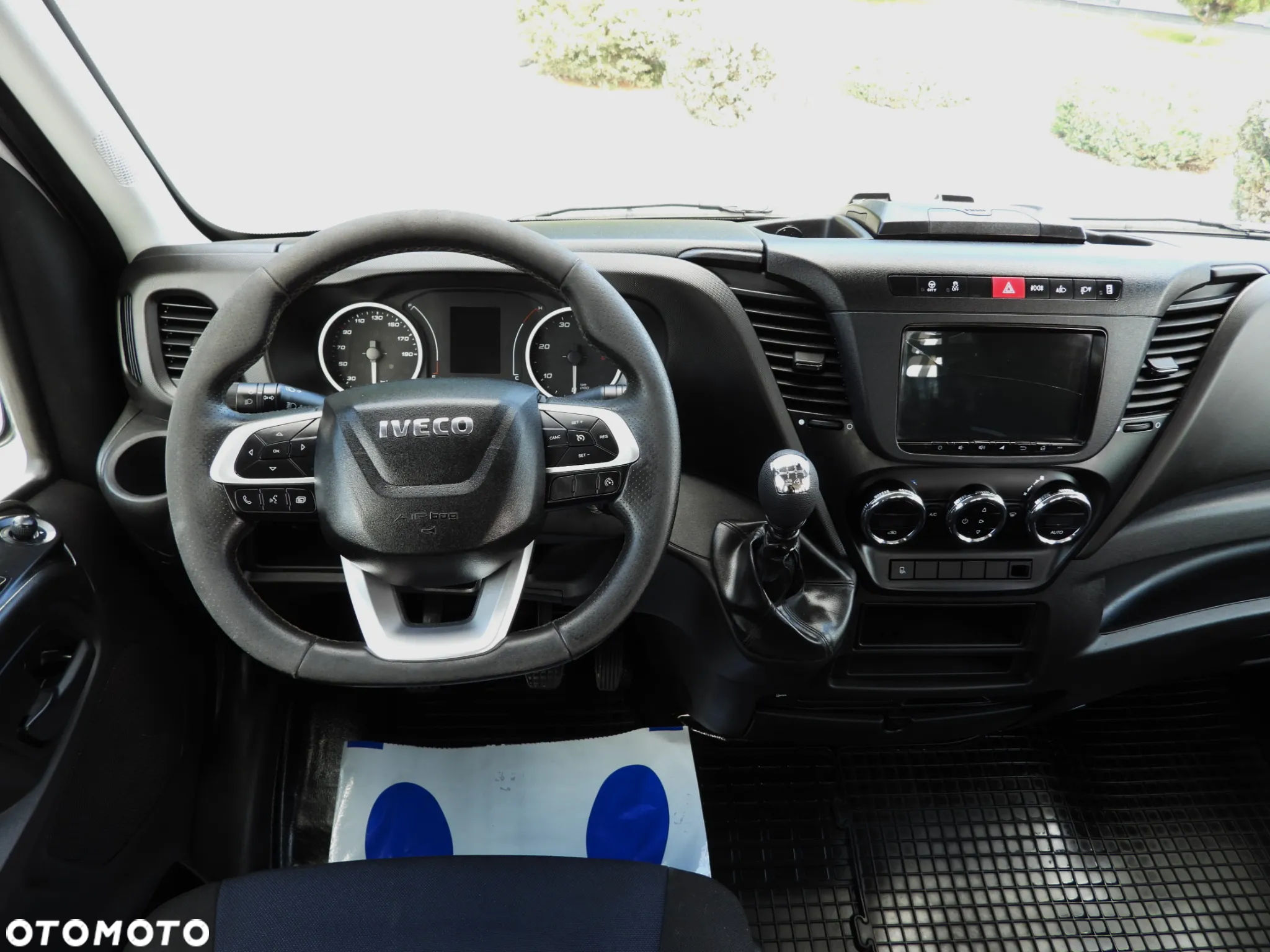 Iveco DAILY 35C16 WYWROTKA PODWÓJNA KABINA DOKA 6 MIEJSC TEMPOMAT NAWIGACJA BLIŹNIACZE KOŁA KLIMATYZACJA 160KM [ 344567 ] - 27