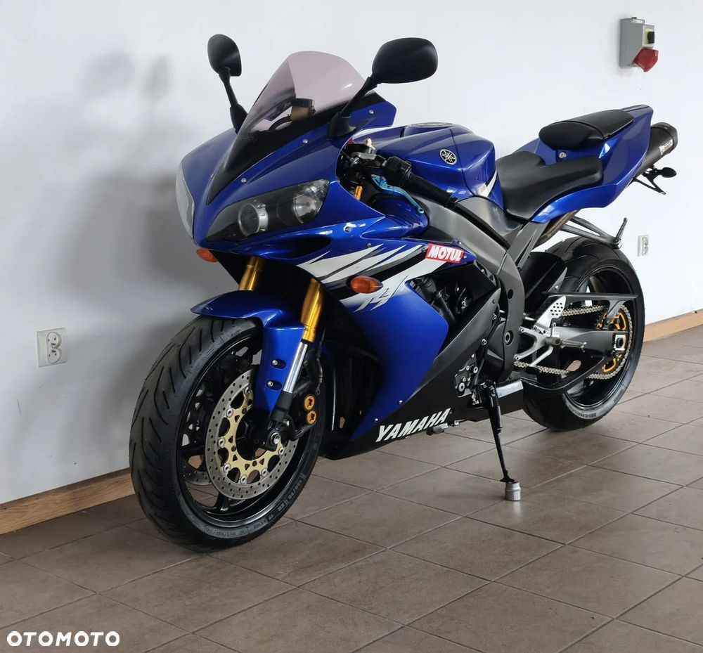 Yamaha R1 - 8