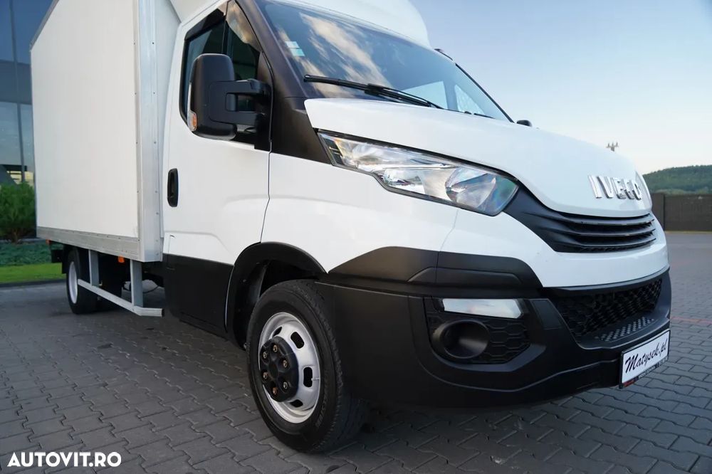 Iveco DAILY 35-140 / CONTAINER / DUBLU / MANUAL / ROLURI / MASĂ NETĂ: 3500 KG / 2017 - 10