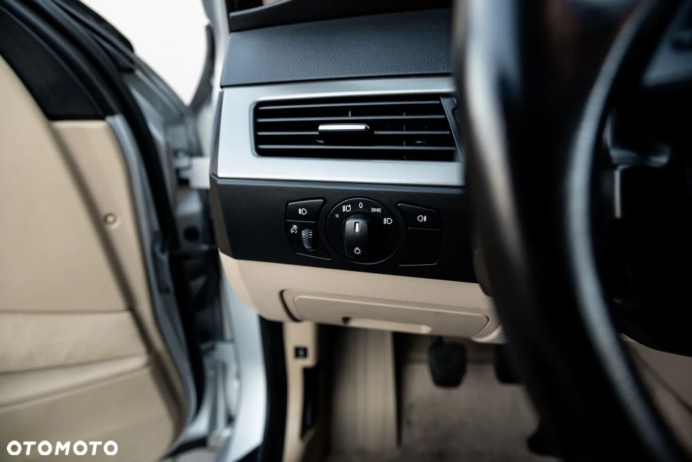 BMW Seria 5 525xi - 38