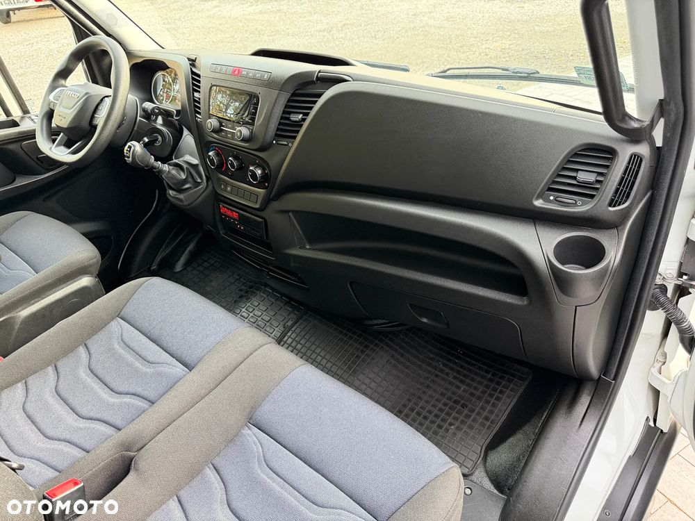 Iveco 72C18 Kontener + Winda BAR 1T / Kontener 5.35m x 2.24m x 2.3m / Bogate wyposażenie / UDT do 05.2028 / Salon PL / Zadbany od 1wł / Rozstaw osi 4.75m / FV23% - 30