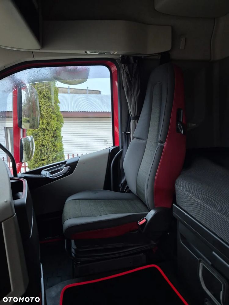 Volvo FH GLOBETROTTER - 33