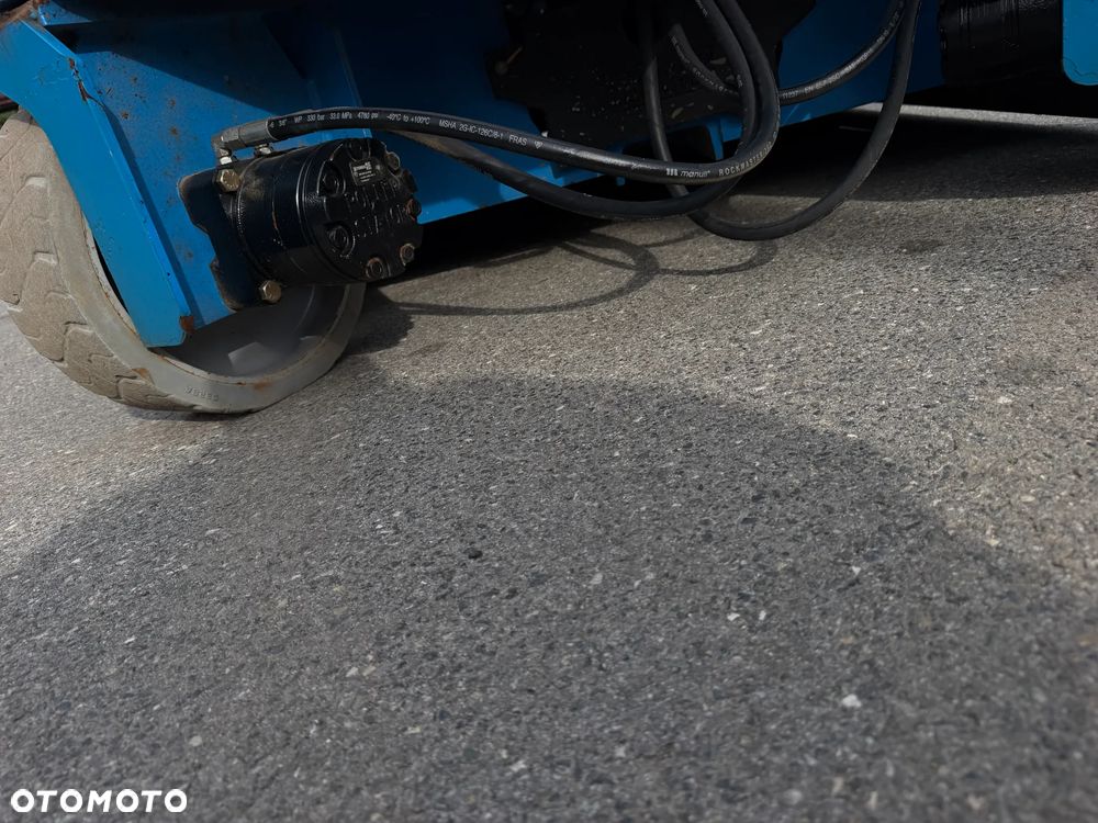 Genie GS-4047. Zwyżka Platforma Nożycowa 14 metrów wysokość robocza. Podnośnik przywieziony z Norwegii praktycznie zerowe zużycie. Pracował w urzędzie komunalnym 1 raz w roku okres świąteczny! Udzwig 380 kg. Rozsuwany Balkon. Sterowanie góra dół. Akumlatory w świetnej kondycji z 2024 roku. Wielka Okazja! - 15