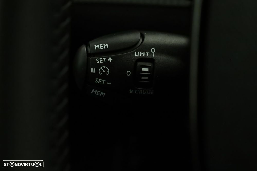 Peugeot 2008 1.2 PureTech Allure - 17