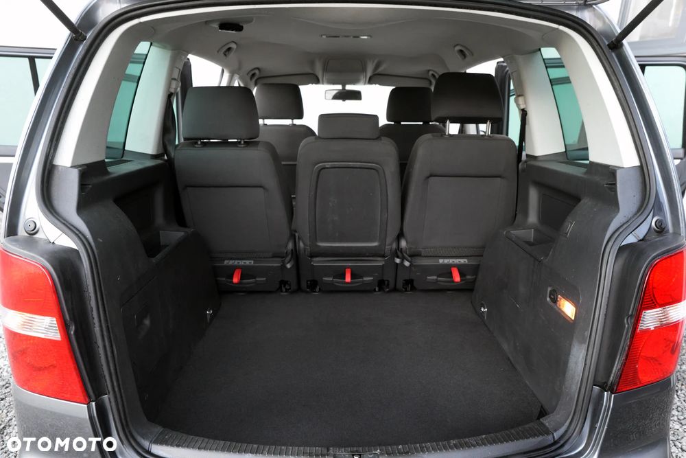 Volkswagen Touran 2.0 TDI Trendline DSG - 23