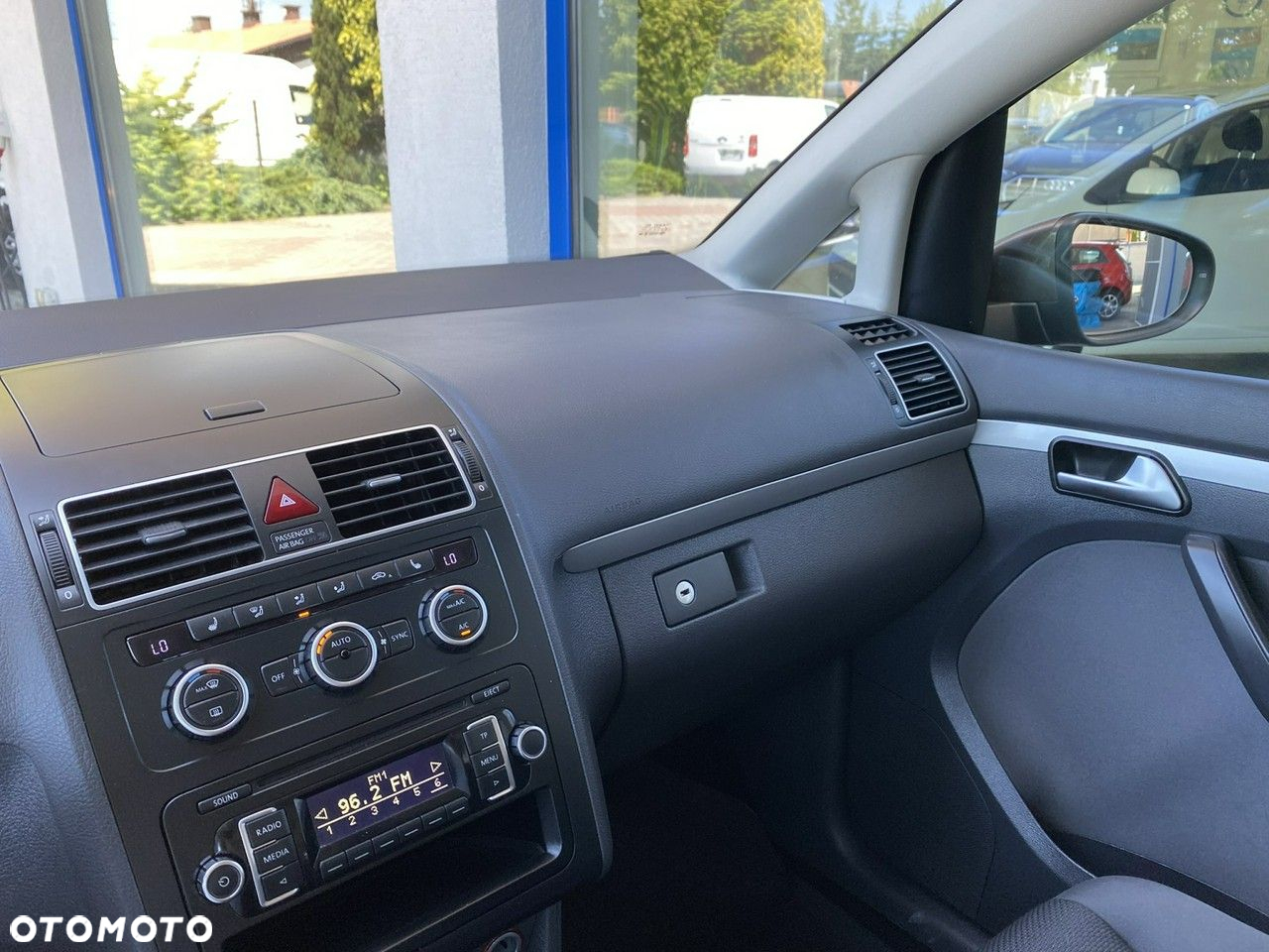 Volkswagen Touran - 11