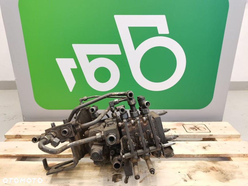 Rozdzielacz Fendt 824 Favorit - 1