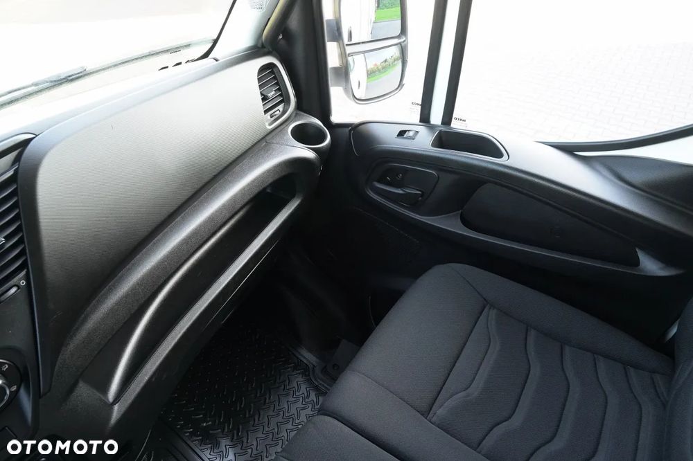 Iveco DAILY 70-150 / CHŁODNIA / AGREGAT THERMO KING V -300 MAX / BLIŹNIAK / WINDA DHOLLANDIA / AUTOMAT / 3 MIEJSCA - 28