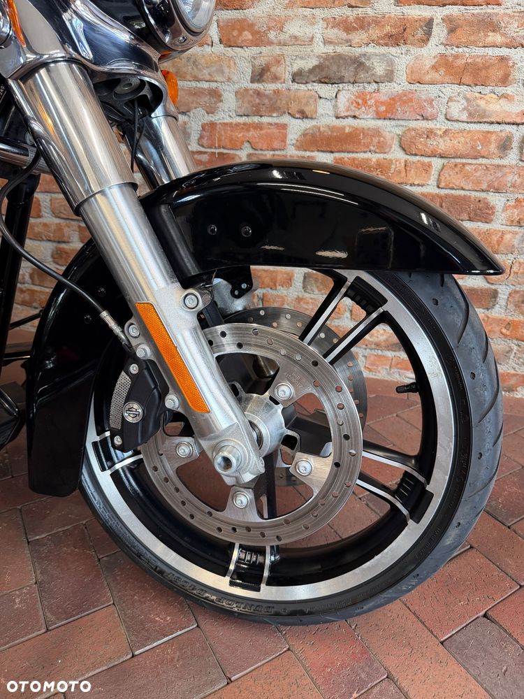Harley-Davidson Touring Street Glide - 16