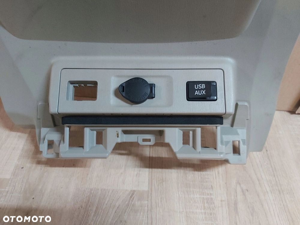 Toyota Prius PLUS V gniazdo zapalniczki USB deska - 2