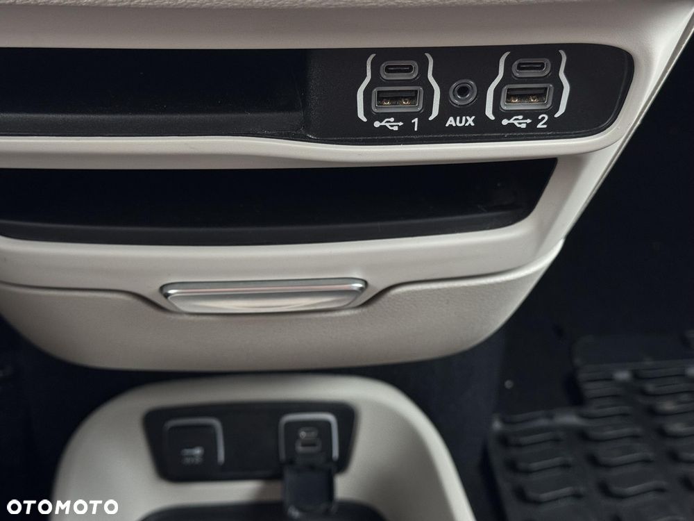 Chrysler Pacifica - 32